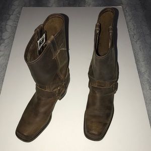 Frye Ladies “Harness 12R” in size 7 M